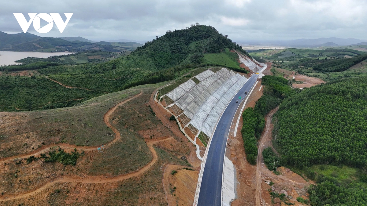 Hành trình hơn 900 ngày đêm thi công cao tốc đầu tiên nối rừng với biển